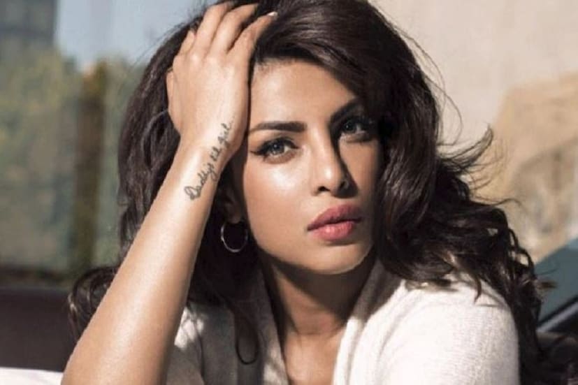 প্রিয়াঙ্কা চোপড়া৷ বলিউড থেকে হলিউডে পা দিয়েছেন তিনি৷ সদ্য বিয়ে করেছেন নিক জোনাসকে৷ আপাতত প্রিয়াঙ্কা বিশ্ব নাগরিকের পরিচয়ের পেয়েছেন৷ আবারও তিনি কাজ শুরু করেছেন সোনালি বসুর স্কাই ইজ পিঙ্ক ছবিতে৷ এবার যৌন হেনস্থা নিয়ে মুখ খুললেন তিনিও৷