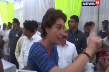 এ বার জুতো নিয়েও চুলোচুলি! অমেঠিতে প্রিয়াঙ্কা বনাম স্মৃতি এ বার জুতো নিয়েও চুলোচুলি! অমেঠিতে প্রিয়াঙ্কা বনাম স্মৃতি
