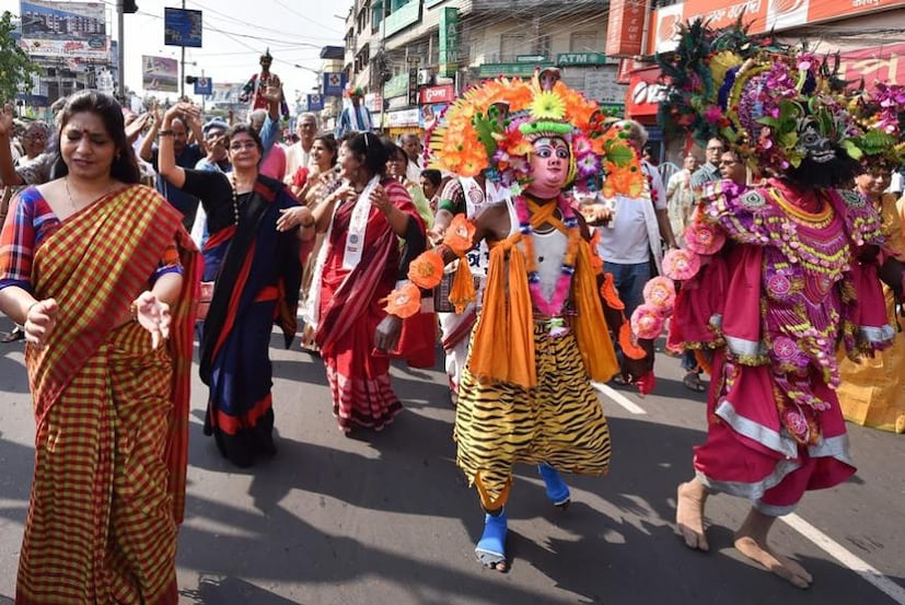 দক্ষিণ কলকাতার সুকান্ত সেতু থেকে ঢাকুরিয়া পর্যন্ত শোভাযাত্রা। ঢাক, সানাই, পুতুল, নৌকা, চালচিত্র। বছর শুরুতে বাংলা সংস্কৃতির উদযাপন। (Image: PTI)