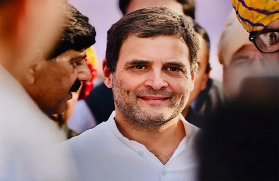 দিল্লির মডার্ন স্কুলে ভর্তি হন পরবর্তীতে দুন স্কুলে পড়েন ১৯৮১ থেকে ১৯৮৩ পর্যন্ত। ১৯৮৯ সালে দিল্লির সেন্ট স্টিফেন্স কলেজে স্নাতক স্তরে ভর্তি হন ও পরবর্তীতে হার্ভার্ড বিশ্ববিদ্যালয়-এ পড়াশুনা করতে চলে যান। ১৯৯১ সালে তার বাবা , ভারতের তৎকালীন প্রধানমন্ত্রী রাজীব গান্ধী-র হত্যা হলে নিরাপত্তাজনিত কারণে তাকে রাউল ভিন্সি ছদ্দনামে ফ্লোরিডা-র রোলিন্স কলেজে স্থানান্তরিত করা হয়। সেখানেই ১৯৯৪ সালে কলা বিভাগে স্নাতক পাশ করেন। পরবর্তীতে ১৯৯৫ সালে দর্শনে স্নাতকোত্তর করতে ট্রিনিটি কলেজ, কেমব্রিজ-এ ভর্তি হন। দিল্লির মডার্ন স্কুলে ভর্তি হন পরবর্তীতে দুন স্কুলে পড়েন ১৯৮১ থেকে ১৯৮৩ পর্যন্ত। ১৯৮৯ সালে দিল্লির সেন্ট স্টিফেন্স কলেজে স্নাতক স্তরে ভর্তি হন ও পরবর্তীতে হার্ভার্ড বিশ্ববিদ্যালয়-এ পড়াশুনা করতে চলে যান। ১৯৯১ সালে তার বাবা , ভারতের তৎকালীন প্রধানমন্ত্রী রাজীব গান্ধী-র হত্যা হলে নিরাপত্তাজনিত কারণে তাকে রাউল ভিন্সি ছদ্দনামে ফ্লোরিডা-র রোলিন্স কলেজে স্থানান্তরিত করা হয়। সেখানেই ১৯৯৪ সালে কলা বিভাগে স্নাতক পাশ করেন। পরবর্তীতে ১৯৯৫ সালে দর্শনে স্নাতকোত্তর করতে ট্রিনিটি কলেজ, কেমব্রিজ-এ ভর্তি হন।