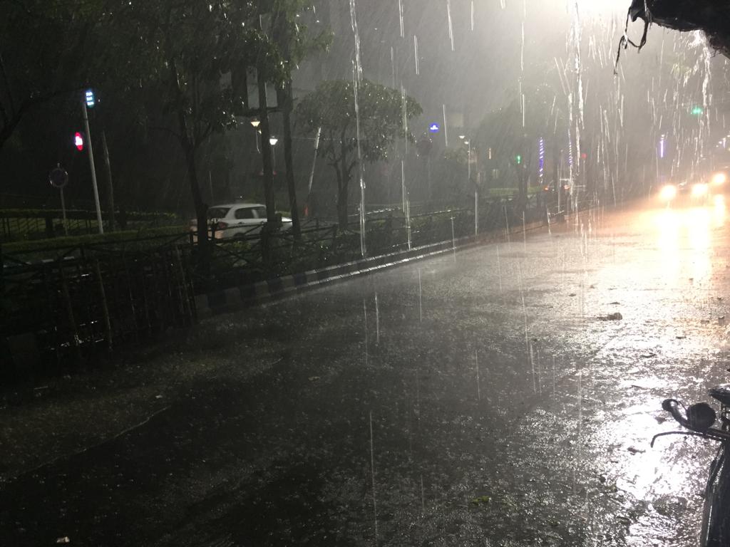 আলিপুর আবহাওয়া অফিস সূত্রে খবর, প্রায় ৪৫ কিলোমিটার বেগে ধেয়ে আসতে চলেছে ঝড় ৷ সঙ্গে বজ্রবিদ্যুৎ-সহ বৃষ্টির পূর্বাভাসও রয়েছে ৷ আলিপুর আবহাওয়া অফিস সূত্রে খবর, প্রায় ৪৫ কিলোমিটার বেগে ধেয়ে আসতে চলেছে ঝড় ৷ সঙ্গে বজ্রবিদ্যুৎ-সহ বৃষ্টির পূর্বাভাসও রয়েছে ৷