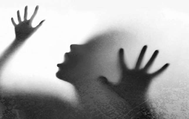 • এরপরেই চটি, জুতো, পাথর দিয়ে ওই মহিলাকে মারা হয় বলে অভিযোগ ৷ শারীরিক ও মানসিক নির্যাতনের পর তাঁকে নগ্ন করে রাস্তায় ঘোরানো হয় ৷ প্রতীকী চিত্র ৷ • এরপরেই চটি, জুতো, পাথর দিয়ে ওই মহিলাকে মারা হয় বলে অভিযোগ ৷ শারীরিক ও মানসিক নির্যাতনের পর তাঁকে নগ্ন করে রাস্তায় ঘোরানো হয় ৷ প্রতীকী চিত্র ৷