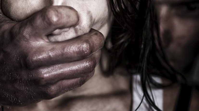 ♦ নির্যাতিত ওই স্কুলছাত্রীকে গুরুতর অসুস্থ অবস্থায় চুয়াডাঙ্গা সদর হাসপাতালে ভর্তি করা হয়েছে। এ ঘটনায় অভিযুক্ত পল্লী চিকিৎসক সাইফুল ইসলামকে আটক করেছে পুলিশ। প্রতীকী ছবি ৷