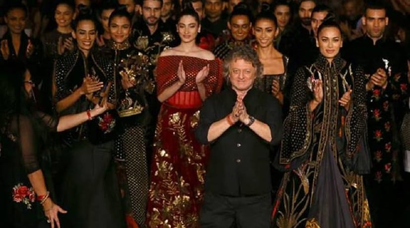 ডিসাইনার রোহিত বালের হাত ধরেই তাদের এই কাজ আজ জায়গা করে নিয়েছে ল্যাকমে ফ্যাশন উইকে। এটাই সবচেয়ে গর্বের। আগামি দিনে এই কাজে মহিলারা আরও বেশি উৎসাহ পাবে। photo source collected