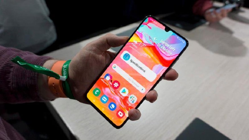 Galaxy A70-এ ফোনে রয়েছে 6.7 ইঞ্চি Infinity-U ডিসপ্লে। ফোনের ভীতরে রয়েছে 4,500mAh ব্যাটারি, সাথে থাকছে সুপার চার্জিং টেকনোলজি। ফনে থাকছে ট্রিপেল ক্যামেরা সেট আপ। Galaxy A70-এ ফোনে রয়েছে 6.7 ইঞ্চি Infinity-U ডিসপ্লে। ফোনের ভীতরে রয়েছে 4,500mAh ব্যাটারি, সাথে থাকছে সুপার চার্জিং টেকনোলজি। ফনে থাকছে ট্রিপেল ক্যামেরা সেট আপ।