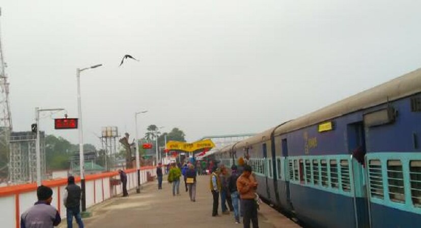 আশঙ্কাজনক অবস্থায় ধূপগুড়ি হাসপাতালে ঘণ্টাখানেক পড়ে থাকেন ওই ব্যক্তি! জিআরপির এই রকম ব্যবহারে ক্ষুব্ধ  হাসপাতালের চিকিৎসক থেকে নার্সরা। photo source collected