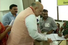 আহমেদাবাদে স্ত্রী সোনালের সঙ্গে ভোট দিলেন বিজেপি সভাপতি অমিত শাহ আহমেদাবাদে স্ত্রী সোনালের সঙ্গে ভোট দিলেন বিজেপি সভাপতি অমিত শাহ