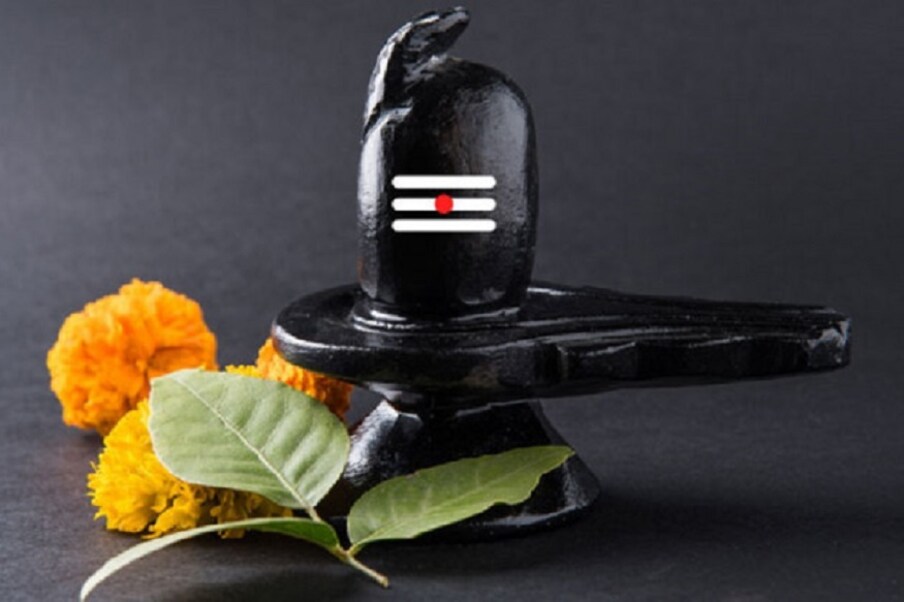  চৈত্র মাসের শুক্লপক্ষের ষষ্ঠী তিথিতে মায়েরা সকালে আগে ষষ্ঠীর পুজো দিয়ে তবে জলগ্রহণ করেন। এছাড়াও চৈত্রমাসের সংক্রান্তির ঠিক আগের দিন সন্তানের মঙ্গল কামনায় মায়েরা এই ব্রত পালন করেন। শিবের মাথায় জল ঢেলে মা ষষ্ঠীর উদ্দেশ্যে প্রদীপ জ্বালান। বলেন, 'নীলের ঘরে দিয়ে বাতি, জল খাও গো পুত্রবতী।' জানেন কি, কীভাবে এই ষষ্ঠীপুজোর প্রচলন হয় ?,[object Object],Photo Source: Collected