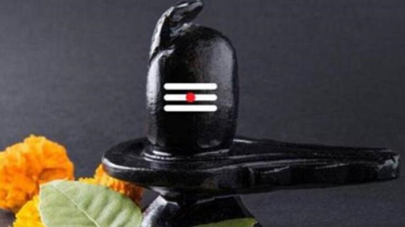 বাড়িতে যদি অশৌচ হয়, তবে ঠাকুর ছোঁয়া যায় না।  লক্ষ্মী বা শ্রীকৃষ্ণের পুজো এই সময়ে বন্ধ রাখা গেলেও বাড়িতে শিবলিঙ্গ থাকলে তা সম্ভব নয়। অভিষেক করতেই হবে। সেক্ষেত্রে অন্য কোনও পুরোহিত নিযুক্ত করতে হবে। Photo Source: Collected
