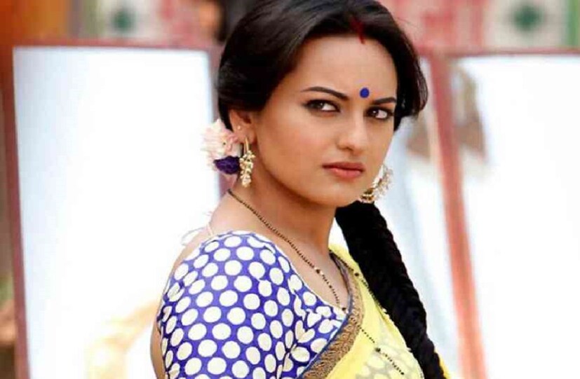 'দাবাং থ্রি'-র পরিচালক প্রভু দেবা। সোনাক্ষি নিজেই তাঁর ছবি শেয়ার করলেন সোশ্যাল মিডিয়ায়। আর এই ছবি শেয়ার হতেই তাঁর ফ্যানেরা পাগল হয়ে গেলেন এই লুকে। দাবাং-এ সলমনের সঙ্গে সোনাক্ষিকেই মানায় সবচেয়ে বেশি।  photo source collected