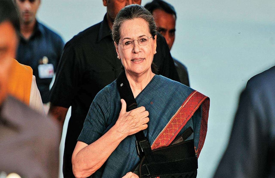 সোনিয়া গান্ধি ইংরেজি ও ফ্রেঞ্চ ভাষার স্নাতক । 1964 সালে, সান্তা তেরেসা এস্টিটুট থেকে তিন বছরের বিদেশী ভাষা কোর্স সম্পন্ন করেছেন তিনি। উপরন্তু, 1965 সালে তিনি ক্যামব্রিজের লেনক্স কুক স্কুল থেকে ইংরেজি ভাষাতে একটি সার্টিফিকেট কোর্স পাস করেন। সোনিয়া গান্ধি ইংরেজি ও ফ্রেঞ্চ ভাষার স্নাতক । 1964 সালে, সান্তা তেরেসা এস্টিটুট থেকে তিন বছরের বিদেশী ভাষা কোর্স সম্পন্ন করেছেন তিনি। উপরন্তু, 1965 সালে তিনি ক্যামব্রিজের লেনক্স কুক স্কুল থেকে ইংরেজি ভাষাতে একটি সার্টিফিকেট কোর্স পাস করেন।