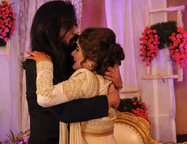 • এর আগের স্বামী কৃষ্ণ ভিরাজের সঙ্গেও শ্রাবন্তীর পরিচয় হয়েছিল তাঁর জামাইবাবুর হাত ধরেই ৷ ছবি: ইনস্টাগ্রাম ৷ • এর আগের স্বামী কৃষ্ণ ভিরাজের সঙ্গেও শ্রাবন্তীর পরিচয় হয়েছিল তাঁর জামাইবাবুর হাত ধরেই ৷ ছবি: ইনস্টাগ্রাম ৷