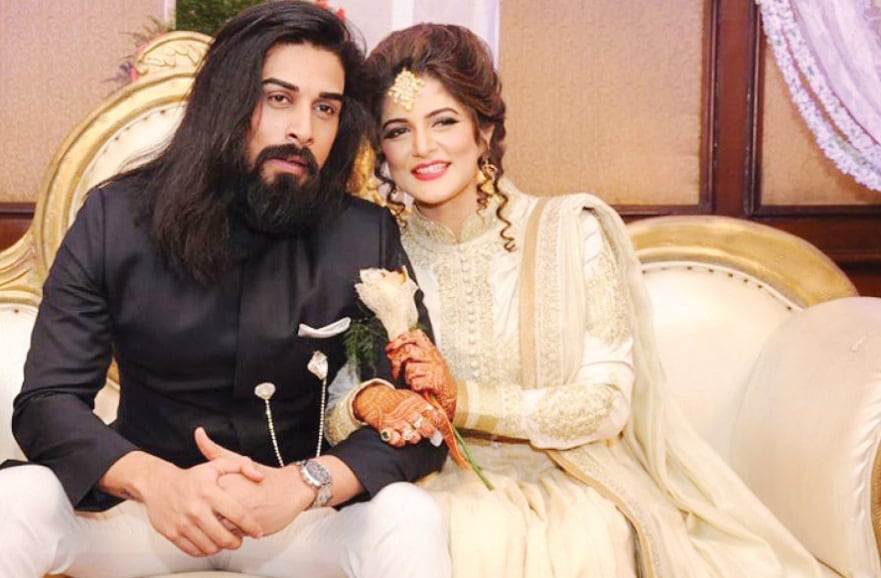 তখন সবে তাঁর দ্বিতীয় স্বামী কৃষ্ণণ ভিরাজের সঙ্গে বিচ্ছেদ হয়েছে... মন খারাপ... ধীরে ধীরে রোশনের সঙ্গে প্রেমে জড়িয়ে পড়েন। তখন সবে তাঁর দ্বিতীয় স্বামী কৃষ্ণণ ভিরাজের সঙ্গে বিচ্ছেদ হয়েছে... মন খারাপ... ধীরে ধীরে রোশনের সঙ্গে প্রেমে জড়িয়ে পড়েন।