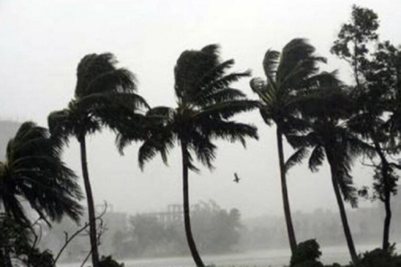 দক্ষিণবঙ্গের সাত জেলায় তাপপ্রবাহের সতর্কতা। পুরুলিয়া, বাঁকুড়া, পঃ মেদিনীপুর, ঝাড়গ্রাম, বীরভূম ও দুই বর্ধমানে তাপপ্রবাহের সতর্কতা। গত কয়েকদিনে অস্বস্তিকর গরমে নাজেহাল অবস্থা শহরবাসীর ৷ তারই মাঝে স্বস্তির বার্তা নিয়ে এ আবহাওয়া দফতর ৷ 