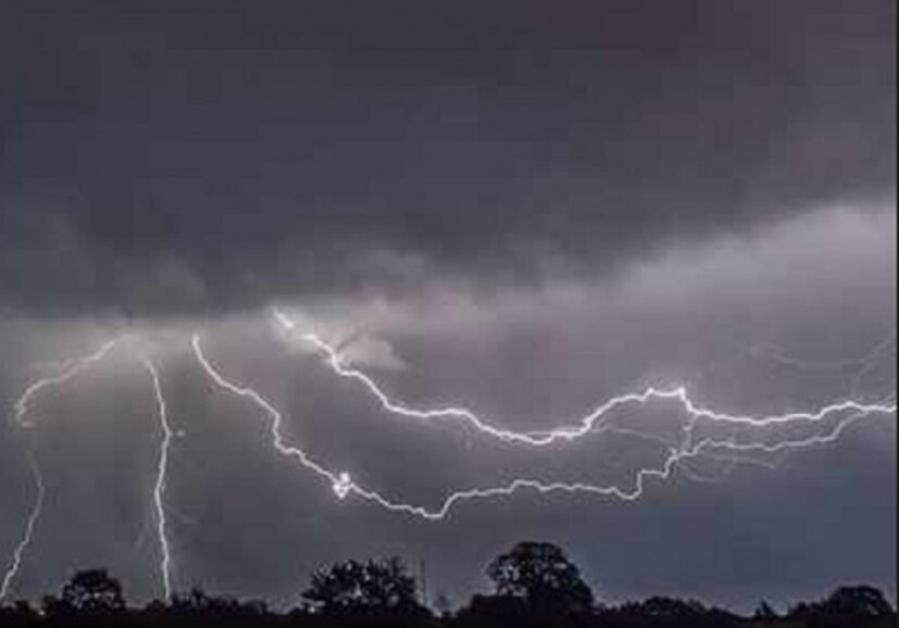 হাওয়া অফিসের পূর্বাভাস রাজ্যে বৃহস্পতিবার, শুক্রবার কালবৈশাখীর সম্ভাবনা রয়েছে ৷ ঘূর্ণিঝড় ফণি-র প্রভাবে ঝড়-বৃষ্টি হতে পারে। ৫০-৬০ কিমি বেগে ঝড়ের আশঙ্কা রয়েছে ৷ 