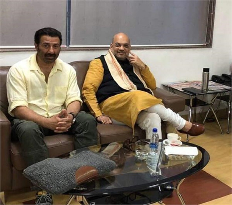গতকাল পুনে বিমানবন্দরের লাউঞ্জে সানির সঙ্গে দেখা হয় বিজেপি সর্বভারতীয় সভাপতি অমিত শাহের । যদিও মাত্র ৫ মিনিটের জন্য কথাবার্তা হয় দুজনের কিন্তু এরমধ্যেই সানিকে নিয়ে শুরু হয়েছে প্রবল জল্পনা । (Photo: Twitter) গতকাল পুনে বিমানবন্দরের লাউঞ্জে সানির সঙ্গে দেখা হয় বিজেপি সর্বভারতীয় সভাপতি অমিত শাহের । যদিও মাত্র ৫ মিনিটের জন্য কথাবার্তা হয় দুজনের কিন্তু এরমধ্যেই সানিকে নিয়ে শুরু হয়েছে প্রবল জল্পনা । (Photo: Twitter)