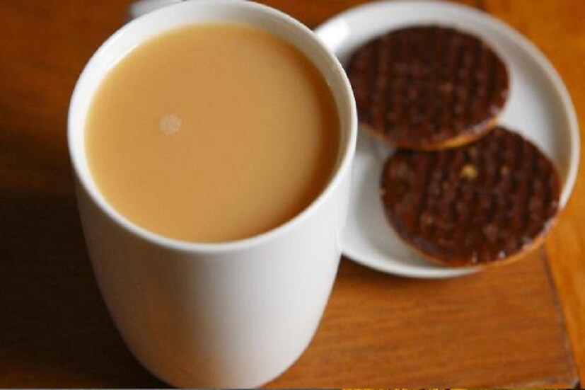 গরমকালে শরীর ঠান্ডা রাখতে অনেকেই ঠান্ডা পানীয় খান৷ যদিও ডায়েটিশিয়ানদের মতে ঠান্ডা নয়, দুধ, চিনি দেওয়া চা গরমকালে শরীরের জন্য সবচেয়ে ভাল৷ আর এই চা আরও স্বাস্থ্যকর করে তুলতে এর মধ্যে মেশাতে পারেন এই ৩টি জিনিস৷