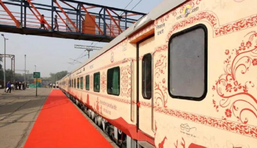 IRCTC ট্যুইট করে জানিয়েছে যাত্রীরা এবার ডেবিট কার্ডের মাধ্যমে ই-টিকিট আরও সহজে বুক করতে পারবেন ৷ ১ লক্ষ টাকা পর্যন্ত লেনদেনে কোনও পেমেন্ট গেটওয়ে চার্জ দিতে হবে ৷