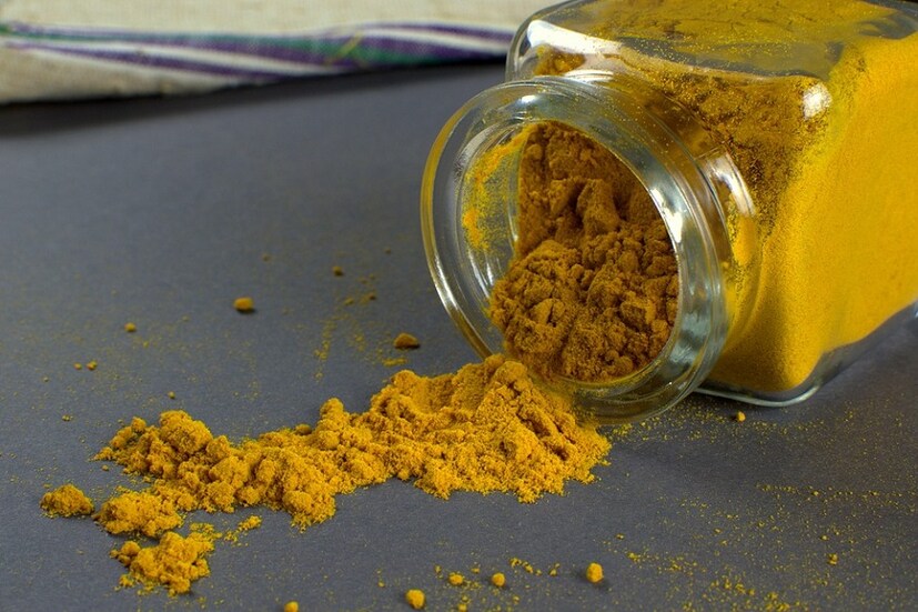 রক্ত পরিষ্কার রেখে শরীর সুস্থ রাখে হলুদ৷ চায়ের সঙ্গে হলুদ মেশান৷ এতে রক্ত পরিষ্কার থাকলে শরীর যেমন ভাল থাকবে তেমনই ভাল থাকবে ত্বক৷