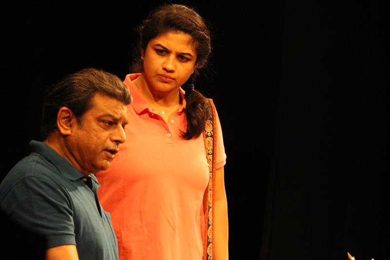 • ওই ছাত্রী পুলিশকে জানান, গত ১৫ এপ্রিল সকালে সূত্রধরের ক্লাস গিয়েছিলেন তিনি ৷ সেদিন হঠাৎই বিনয় স্যার ঘরের সমস্ত দরজা-জানলা বন্ধ করে দিতে বলেন ৷ তারপরেই সকলকে জামাকাপড় খোলার নির্দেশ দেন তিনি ৷ • ওই ছাত্রী পুলিশকে জানান, গত ১৫ এপ্রিল সকালে সূত্রধরের ক্লাস গিয়েছিলেন তিনি ৷ সেদিন হঠাৎই বিনয় স্যার ঘরের সমস্ত দরজা-জানলা বন্ধ করে দিতে বলেন ৷ তারপরেই সকলকে জামাকাপড় খোলার নির্দেশ দেন তিনি ৷