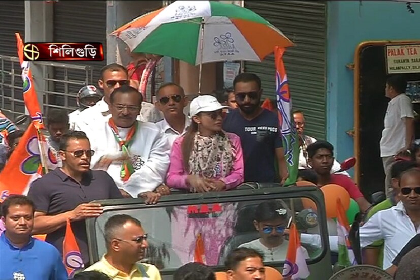 শিলিগুড়ি পুরসভা অঞ্চলের ভোট প্রচারের শেষ দিনে দলের হয়ে প্রচারে এসেছিলেন টলিউড অভিনেত্রী মিমি চক্রবর্তী ৷ হুডখোলা জিপে দলীয় প্রার্থী অমর সিং রাইয়ের সমর্থনে একাধিক ওয়ার্ডে চলছিল ভোট প্রচার ৷  সঙ্গে ছিলেন দুই মন্ত্রী অরূপ বিশ্বাস এবং গৌতম দেব ৷