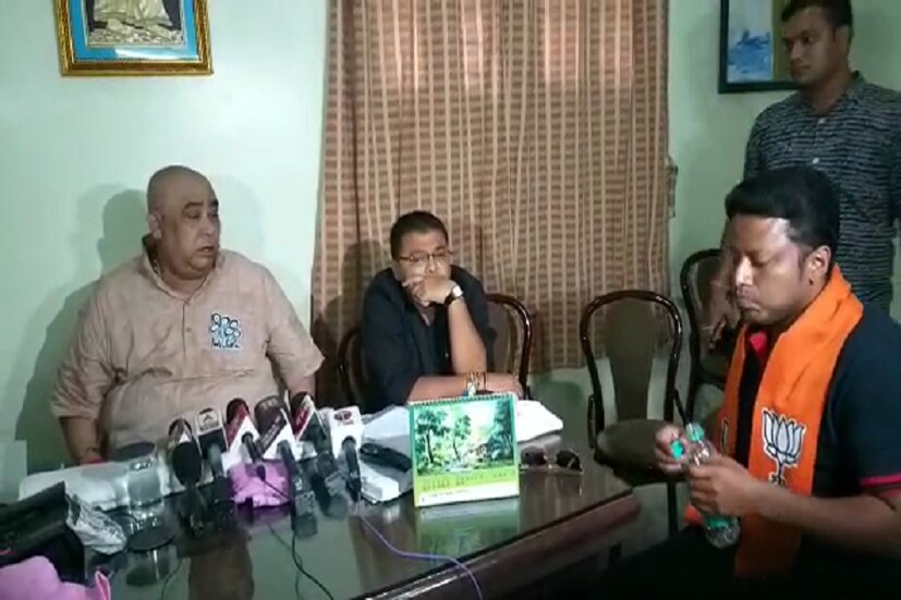 এর উত্তরে অনুপম জানিয়েছেন এটি নিছকই একটি সৌজন্যমূলক সাক্ষাৎকার ৷ এই বিষয়টি নিয়ে দলের বিরূপ মন্তব্য থাকতেই পারে, তবে এটি আমাদের ব্যক্তিগত সম্পর্ক বজায় রাখবেই ৷