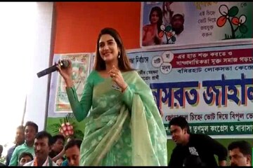 নমিনেশন জমা দিয়ে ভোটপ্রচারের মাঝে গান শোনালেন তৃণমূলের তারকা প্রার্থী নুসরত