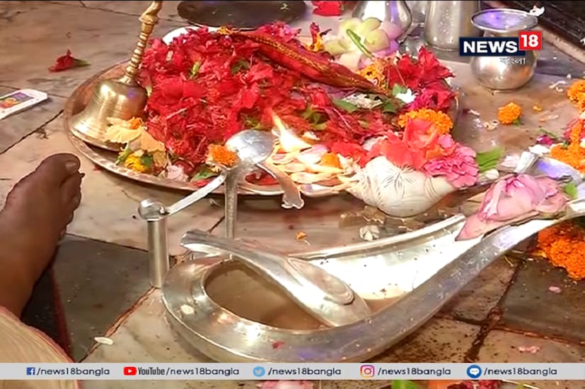 পুজোরও থালায় ভরা ছিল অঞ্জলি ৷ কণ্ঠেতে ছিল যে মণিহার ৷