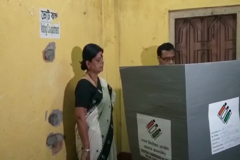 বুথে ইভিএম বিভ্রাটে বিপত্তি ভোট দিতে গিয়ে সমস্যায় পড়েন দীপা ৷