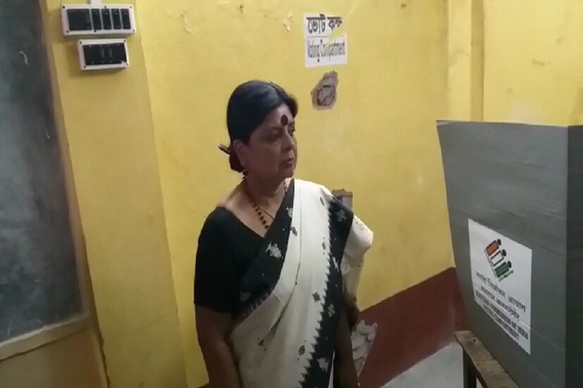 দ্রুত ইভিএম মেরামত করেন ভোটকর্মীরা ৷