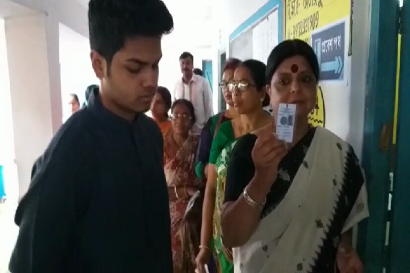 কালিয়াগঞ্জের মহেন্দ্রগঞ্জ স্কুলে ভোটদান রায়গঞ্জ কেন্দ্রের কংগ্রেস প্রার্থী দীপা দাসমুন্সির ৷