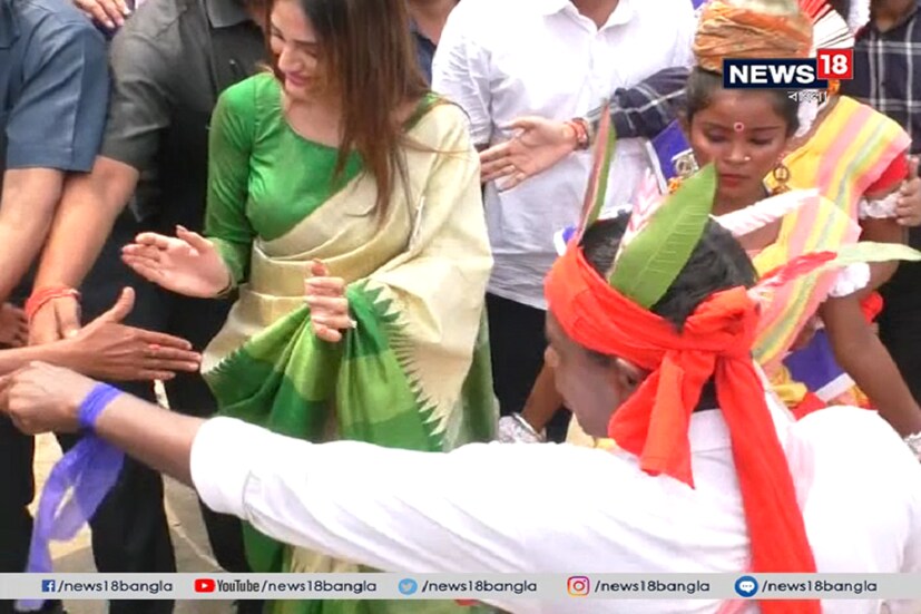 তাঁর আক্রমণের কেন্দ্রবিন্দুতে ছিল বিজেপি ৷ তোপ দেগে ভাষণ দিয়ে সুন্দরবন লাগোয়া মানুষের মনজয় করলেন নুসরত জাহান ৷
