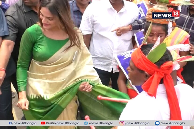 আদিবাসিদের গানের তালে কোমর দোলালেন বসিরহাট কেন্দ্রের তৃণমূলের তারকা প্রার্থী নুসরত জাহান ৷