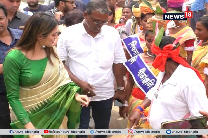 আদিবাসী মহিলা ও ছোটদের সঙ্গে নাচের তালে তাল মেলালেন নুসরত ৷