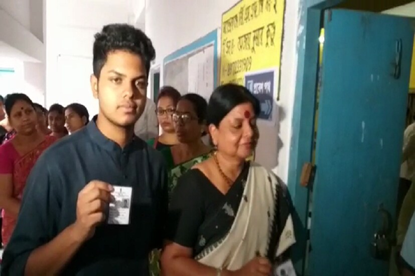 ছেলে মিছিলকে নিয়ে ভোটের লাইনে দীপা কালিয়াগঞ্জের মহেন্দ্রগঞ্জ স্কুলে দীপা দাশমুন্সি ৷