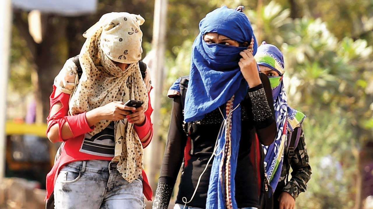 না, আজ রেহাই নেই৷ জ্বলে-পুড়ে-ঘেমেই কাটবে দিনটা৷ আজ অর্থাত্ মঙ্গলবারও দক্ষিণবঙ্গের ৭ জেলায় তাপপ্রবাহের সতর্কতা জারি করল আলিপুর আবহাওয়া অফিস৷ তবে এরই মধ্যে সুখের খবর হল, ফণির দাপটে খানিক ঝড়-বৃষ্টি উপভোগ করবে দক্ষিণবঙ্গ৷ না, আজ রেহাই নেই৷ জ্বলে-পুড়ে-ঘেমেই কাটবে দিনটা৷ আজ অর্থাত্ মঙ্গলবারও দক্ষিণবঙ্গের ৭ জেলায় তাপপ্রবাহের সতর্কতা জারি করল আলিপুর আবহাওয়া অফিস৷ তবে এরই মধ্যে সুখের খবর হল, ফণির দাপটে খানিক ঝড়-বৃষ্টি উপভোগ করবে দক্ষিণবঙ্গ৷