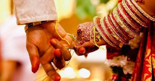 লোন দেওয়ার আগে ব্যাঙ্ক সমস্ত ব্যক্তির লোন এলিজিবিলিটি চেক করে থাকে ৷ ব্যক্তির মান্থলি ইনকামের হিসেবে তার এলিজিবিলিটি ঠিক করা হয়ে থাকে ৷ এরপরই নির্ভর করে রেট অফ ইন্টারেস্ট ও লোনের সময়সীমা ঠিক করা হয় ৷ আগে থেকে কোনও লোন নেওয়া থাকলে সেক্ষেত্রে লোন পেতে একটু সমস্যা হতে পারে ৷ তাই নতুন লোন নেওয়ার আগে পুরনো লোন মিটিয়ে নেওয়ায় ভাল ৷ লোন দেওয়ার আগে ব্যাঙ্ক সমস্ত ব্যক্তির লোন এলিজিবিলিটি চেক করে থাকে ৷ ব্যক্তির মান্থলি ইনকামের হিসেবে তার এলিজিবিলিটি ঠিক করা হয়ে থাকে ৷ এরপরই নির্ভর করে রেট অফ ইন্টারেস্ট ও লোনের সময়সীমা ঠিক করা হয় ৷ আগে থেকে কোনও লোন নেওয়া থাকলে সেক্ষেত্রে লোন পেতে একটু সমস্যা হতে পারে ৷ তাই নতুন লোন নেওয়ার আগে পুরনো লোন মিটিয়ে নেওয়ায় ভাল ৷