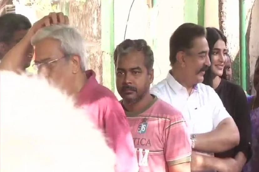 চেন্নাইয়ের আলওয়ারপেটের ২৭ নম্বর বুথে ভোট দিলেন কমল হাসান ৷ ছবি সৌজন্যে এএনআই ৷