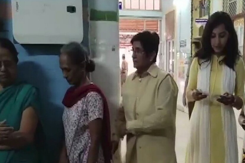 ভোট দিলেন পুডুচেরির রাজ্যপাল কিরণ বেদী ৷ ছবি সৌজন্যে এএনআই ৷