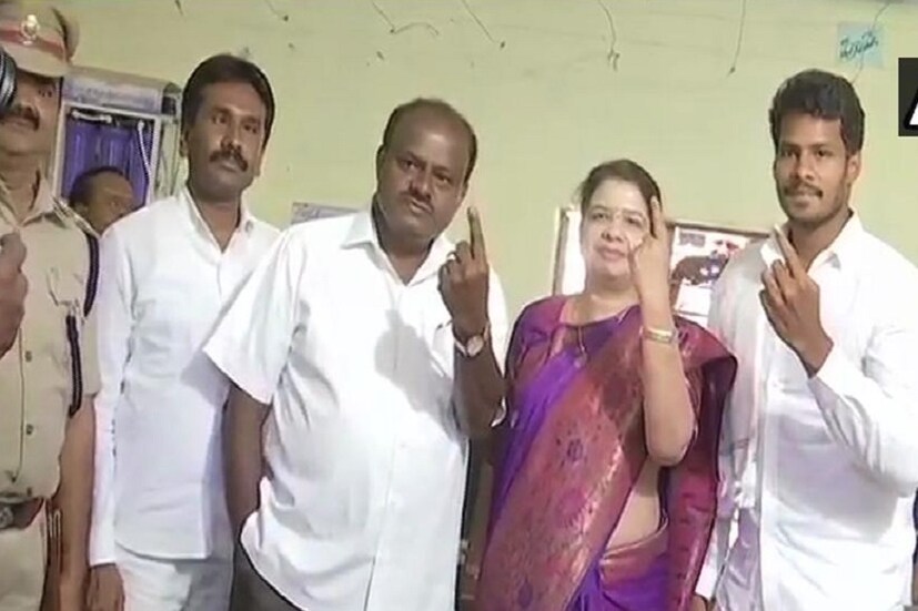 কর্নাটকের রামণগড়ে স্ত্রী ও ছেলেকে নিয়ে ভোট দিলেন মুখমন্ত্রী এইচডি কুমারস্বামী ৷ ছবি সৌজন্যে এএনআই ৷