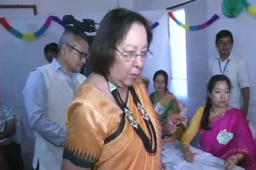 মণিপুরে ভোট দিলেন রাজ্যপাল নাজমা হেপতুল্লা ৷ ছবি সৌজন্যে এএনআই ৷
