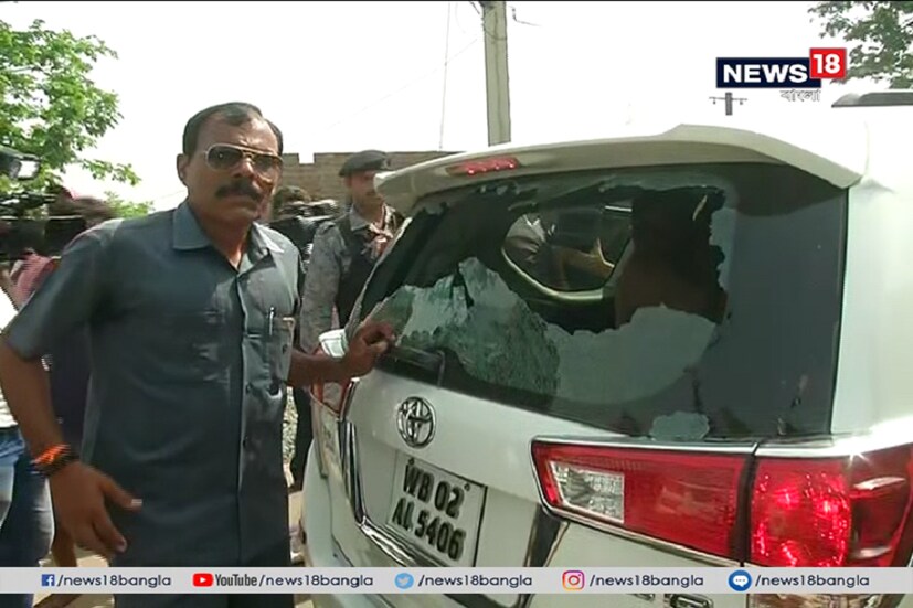 ‘তৃণমূলের গুন্ডারা গাড়ির কাচ ভেঙেছে ৷ আমাকে আটকানোর চেষ্টা হচ্ছে ৷ ওরা আমায় আটকাতে পারবে না ৷ কোথায় ছিলেন আপনারা?’, পুলিশকে প্রশ্ন ক্ষুব্ধ বাবুল সুপ্রিয়র ৷