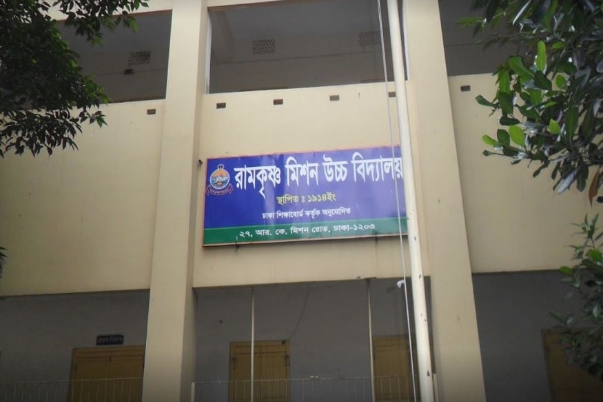গত বুধবার অর্থাৎ ১৭ এপ্রিল বাংলা প্রথম পত্রের প্রশ্নপত্রের পরীক্ষা নিয়েছে ঢাকার রামকৃষ্ণ মিশন উচ্চ বিদ্যালয়।প্রশ্নপত্রের ছবি এরই মধ্যে ফেসবুকে ভাইরাল হয়েছে৷ এবং তার সঙ্গে শুরু হয়েছে সমালোচনার ঝড়৷ অভিবাবকরা প্রশ্ন তুলছেন কিভাবে শিক্ষা প্রতিষ্ঠানের পরীক্ষার প্রশ্নে দুই জন বিখ্যাত পর্নতারকার নাম দেয়া হয়৷ গত বুধবার অর্থাৎ ১৭ এপ্রিল বাংলা প্রথম পত্রের প্রশ্নপত্রের পরীক্ষা নিয়েছে ঢাকার রামকৃষ্ণ মিশন উচ্চ বিদ্যালয়।প্রশ্নপত্রের ছবি এরই মধ্যে ফেসবুকে ভাইরাল হয়েছে৷ এবং তার সঙ্গে শুরু হয়েছে সমালোচনার ঝড়৷ অভিবাবকরা প্রশ্ন তুলছেন কিভাবে শিক্ষা প্রতিষ্ঠানের পরীক্ষার প্রশ্নে দুই জন বিখ্যাত পর্নতারকার নাম দেয়া হয়৷