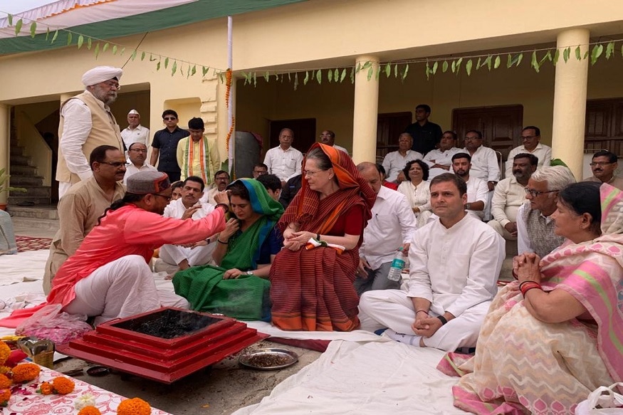 রায়বরেলিতে মনোনয়নপত্র পেশের আগে যজ্ঞ করলেন ইউপিএ চেয়ারপার্সন সনিয়া গান্ধি ৷ সঙ্গে রয়েছেন ছিলে রাহুল ও প্রিয়াঙ্কা গান্ধি বঢ়রা ৷ রায়বরেলিতে মনোনয়নপত্র পেশের আগে যজ্ঞ করলেন ইউপিএ চেয়ারপার্সন সনিয়া গান্ধি ৷ সঙ্গে রয়েছেন ছিলে রাহুল ও প্রিয়াঙ্কা গান্ধি বঢ়রা ৷