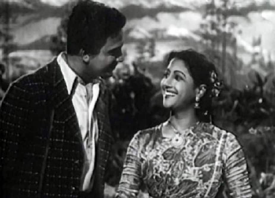 পরিচালক মঙ্গল চক্রবর্তীর এই ছবিটি তেমন চলল না। সুচিত্রা সেন হয়তো বুঝতে পেরেছিলেন তাঁর দিন শেষ হয়ে এসেছে বাংলা ছবিতে।photo source collected পরিচালক মঙ্গল চক্রবর্তীর এই ছবিটি তেমন চলল না। সুচিত্রা সেন হয়তো বুঝতে পেরেছিলেন তাঁর দিন শেষ হয়ে এসেছে বাংলা ছবিতে।photo source collected