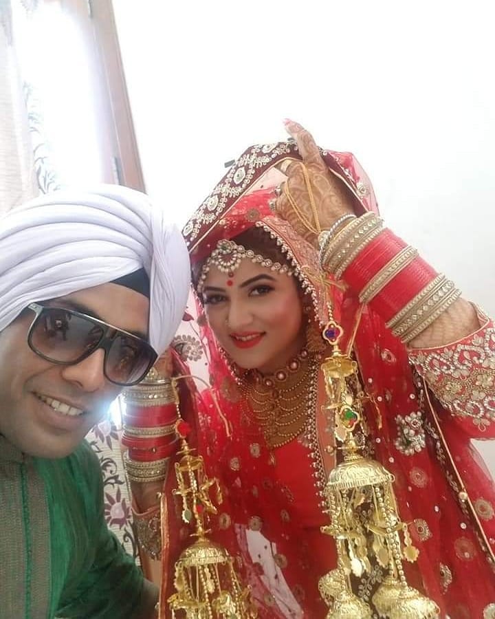 পঞ্জাবি মতে বিয়ে হল শ্রাবন্তীর৷ হাতে চুড়া পরে শ্রাবন্তী সেজে উঠলেন নতুন বউয়ের রূপে ৷ সেলফি তুললেন খোদ রোশন ৷ Photo; instagram পঞ্জাবি মতে বিয়ে হল শ্রাবন্তীর৷ হাতে চুড়া পরে শ্রাবন্তী সেজে উঠলেন নতুন বউয়ের রূপে ৷ সেলফি তুললেন খোদ রোশন ৷ Photo; instagram