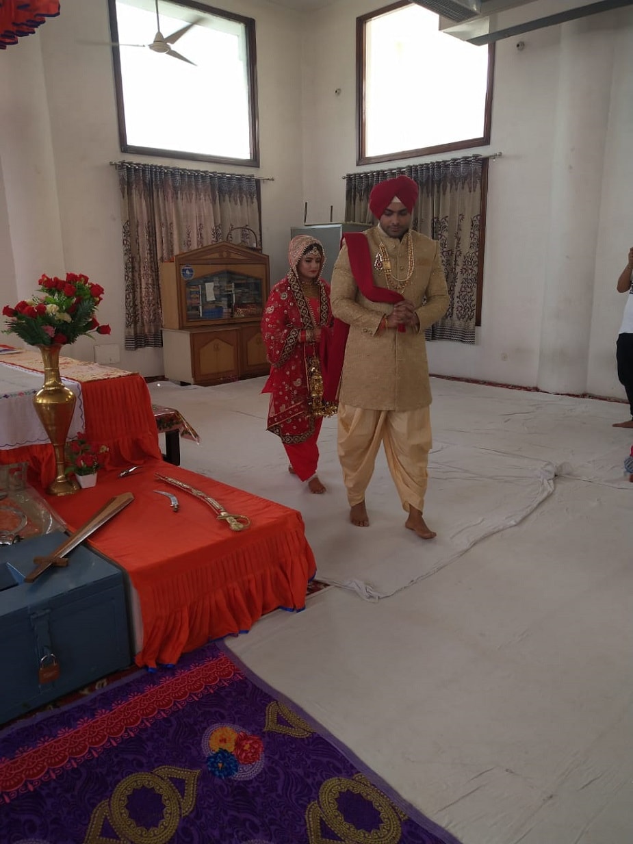 ♦ হাতে চূড়া, পরণে লাল সালোয়ার কামিজ, মাথায় লাল ওড়না ৷ ঠিক যেন পঞ্জাবি কনে ৷ এই বেশে পালকি চেপে গুরুদ্বারে পৌঁছলেন নায়িকা ৷ ছবি সৌজন্যে : শ্রাবন্তী চট্টোপাধ্যায় ৷ ♦ হাতে চূড়া, পরণে লাল সালোয়ার কামিজ, মাথায় লাল ওড়না ৷ ঠিক যেন পঞ্জাবি কনে ৷ এই বেশে পালকি চেপে গুরুদ্বারে পৌঁছলেন নায়িকা ৷ ছবি সৌজন্যে : শ্রাবন্তী চট্টোপাধ্যায় ৷