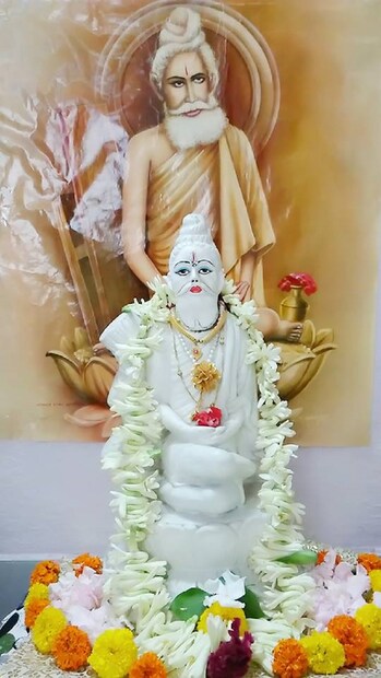 ♦ হে তেত্রিশ কোটি দেবতা আমাকে আশীর্বাদ করো। সৃষ্টির জীব পরিবারবর্গাবলী বংশাবলী এবং অধমকে কৃপা কর। আমাদের সুখী সমৃদ্ধ দরদী পরিবারে পরিণত কর ৷ ছবি: অমৃত হালদার ৷