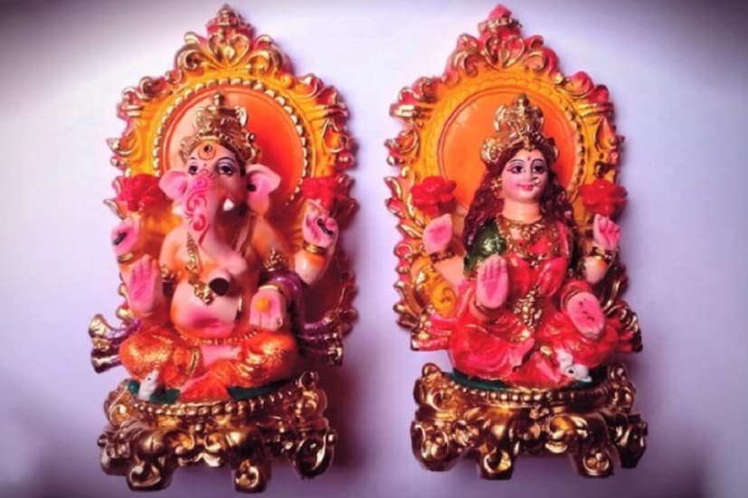 ♦ সুখ-সমৃদ্ধি ভরে থাকুক সংসারে ৷ সবাই তো এটাই চায় ৷ কিন্তু এই সুখ সমৃদ্ধিকে ঘরে রাখার জন্য পালন করতে হয় বিশেষ নিয়ম ৷ আর এ ব্যাপারে অক্ষয় তৃতীয়ার মতো শুভ সময় খুব কমই আসে ৷