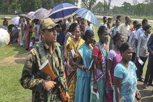 ভোটারদের উপর লাঠিচার্জ করল কেন্দ্রীয় বাহিনী! ভোটারদের উপর লাঠিচার্জ করল কেন্দ্রীয় বাহিনী!